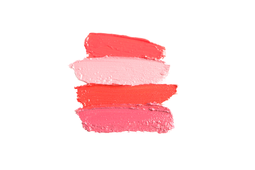 Cremige Make-up-Texturen in verschiedenen Rosatönen