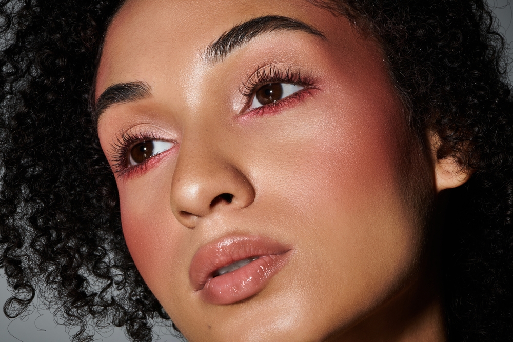 Frau mit natürlichem Make-up und rosigem Rouge